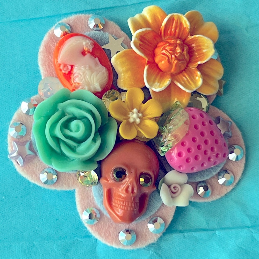 🍓💀🌼  TARINA TARANTINO TRINKET HAIR CORSAGE 🌼🍓💀 NWT 💀🌼🍓